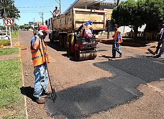 Délia determina que serviço de tapa-buraco seja feito com qualidade