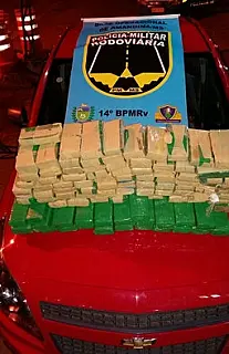 Dupla é presa ao ser flagrada com maconha escondida em carro