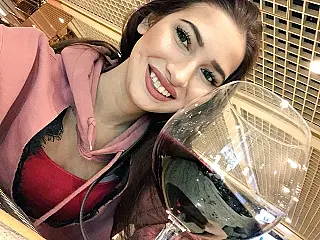 Atriz de filmes adultos, Olivia Nova morre aos 20 anos em Las Vegas