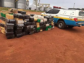 Polícia encontra duas toneladas de maconha em carregamento de ração para frangos