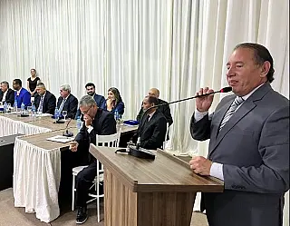 "Criminalização da política enfraquece regime democrático"