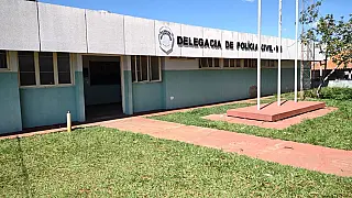 Ao ver padrasto amolar facão e fazer ameaças, adolescente chama polícia e 'salva' mãe
