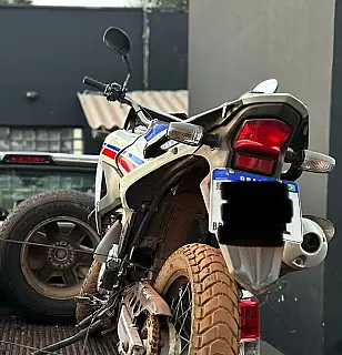Polícia Civil prende três e recupera motocicleta roubada