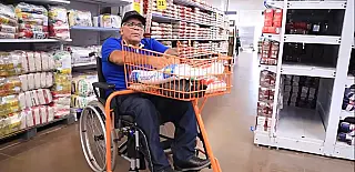 Supermercados devem disponibilizar carrinhos adaptados para atender pessoas com deficiência