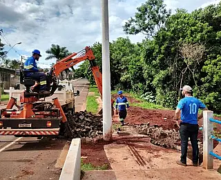 Sanesul trabalha para conter erosão em ponte nova