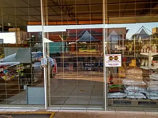 Ladrões furtaram cerca de cem caixas de cerveja de conveniência