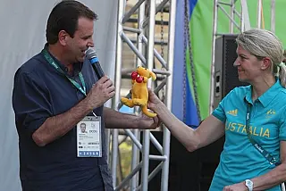 Paes entrega chave da cidade para Austrália e ganha canguru boxeador