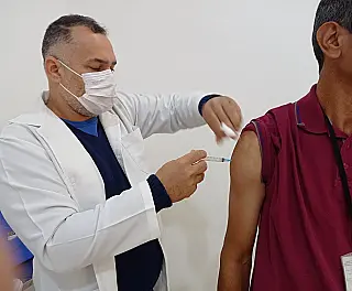 Vacinação contra covid-19 segue disponível em todas Unidades de Saúde