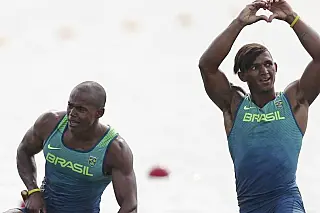 Isaquias Queiroz faz história com terceira medalha seguida