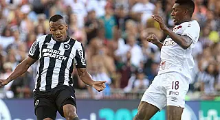 Botafogo derrota Fluminense e assume a liderança do Brasileiro