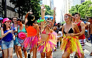Empresa pode autorizar funcionário a emendar o carnaval