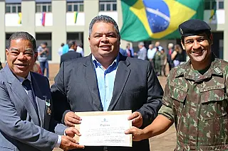Franz Mendes é homenageado com diploma de colaborador no Dia do Exército