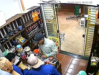 VÍDEO Ladrões invadem conveniência, levam dinheiro e cigarros e dupla é presa