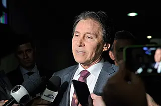 Eunício pede a Maia agilidade para projeto que proíbe franquias de dados