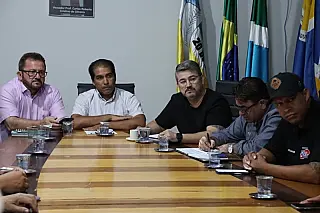 Souza reúne profissionais para agilizar emissão de alvarás
