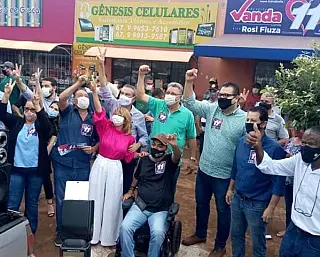 Alan Guedes manda ficar em casa, mas vai a comício com aglomeração
