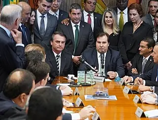 Bolsonaro leva projeto que amplia validade da CNH para deputados