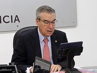 Audiência debate buraqueira