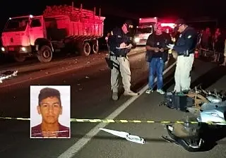 Jovem de 19 anos morre ao bater moto na traseira de caminhão carregado de madeira