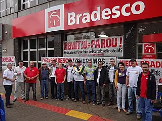 Funcionários do Bradesco protestam contra demissões