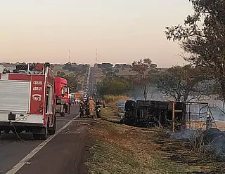 Colisão entre carreta e ambulância de Nova Alvorada do Sul mata motorista e paciente na BR-163