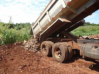 Caminhão é flagrado jogando lixo em área ambiental de Dourados