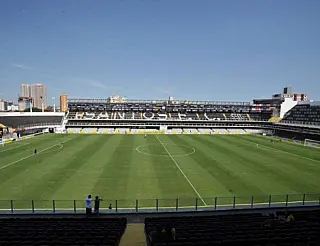 Parte de arquibancada da Vila Belmiro cai e interdita setor