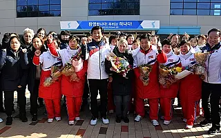 Jogadoras norte-coreanas de hóquei chegam à Coreia do Sul para os Jogos de Inverno