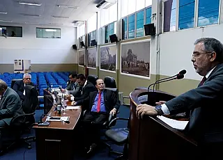 Cirilo passa um pouco mais apertado, mas também é inocentado na Câmara