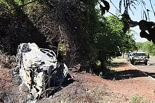 Carro capota, pega fogo e motorista morre carbonizado