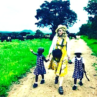 Madonna apresenta filhas recém-adotadas