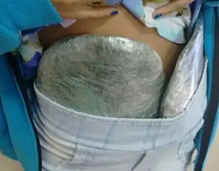 Mulher 'contratada' na fila da cadeia para trazer haxixe é presa