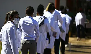 Governo relança Mais Médicos; brasileiros terão prioridade