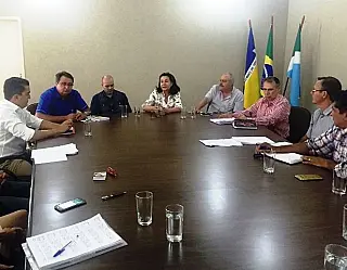 Prefeita reúne equipes econômica e da saúde e alerta para colapso em atendimentos