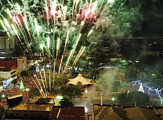 Dourados acende a iluminação da praça