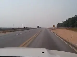 Colisão entre caminhonete e carro mata na BR-163