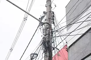 Postes devem ser desobstruídos de fios clandestinos