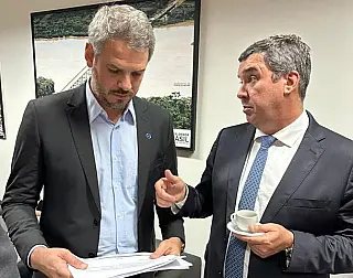 Tiago e Riedel debatem moradias com ministro