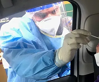 Epicentro da pandemia, Dourados aumenta para 90 os testes diários da Covid em drive thru