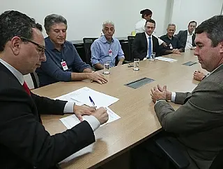 Estado celebra acordo inédito para legalizar transporte intermunicipal de passageiros