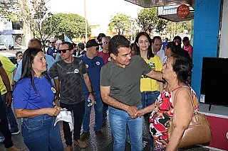 Adesivaço e caminhada alteram rotina da cidade