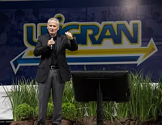 Consultor executivo diz, em palestra, que momento é de "aprender a aprender"