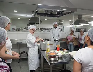 Merendeiras de escolas aprendem novas técnicas em programa da Unigran