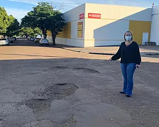 Vereadora Liandra pede serviço de tapa-buracos na Rua dos Caiuás
