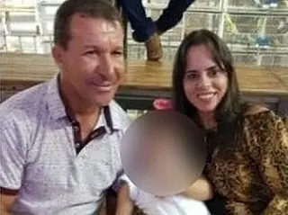 Filha encomenda morte do pai e chora o luto