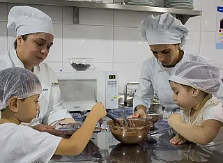 Crianças aprendem a fazer bombom brincando na Unigran