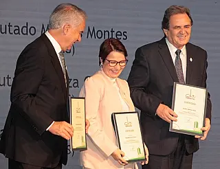 Senador e deputada de MS recebem prêmio pela dedicação à agricultura