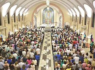 Promotor 'ensina' o padre a rezar missa