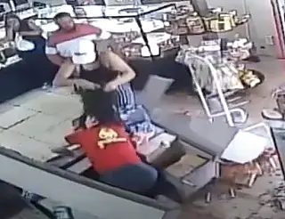 Mulher destrói caixa de padaria ao agarrar outra pelos cabelos