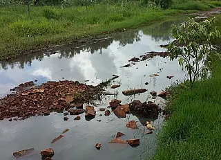 Esgoto a céu aberto invade casas em bairro de Dourados